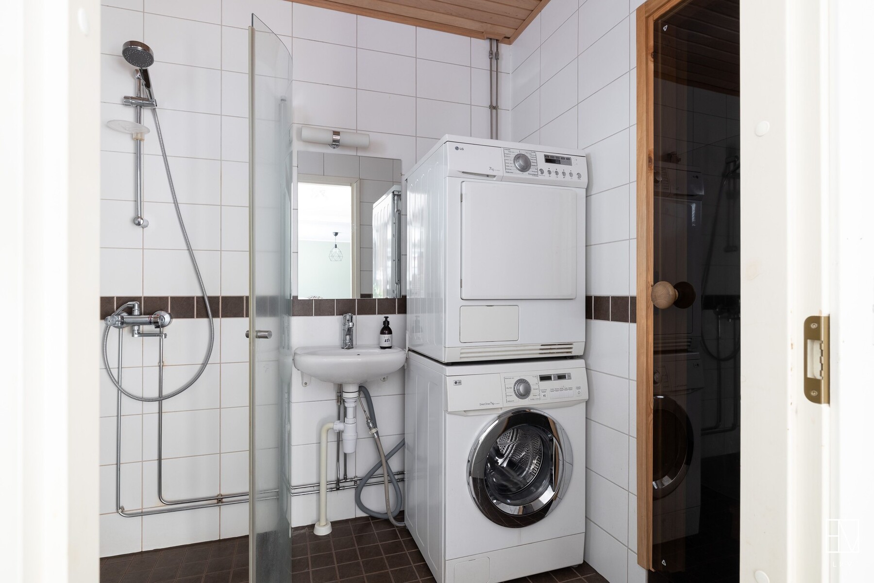 Vaalea laatoitettu kylpyhuone