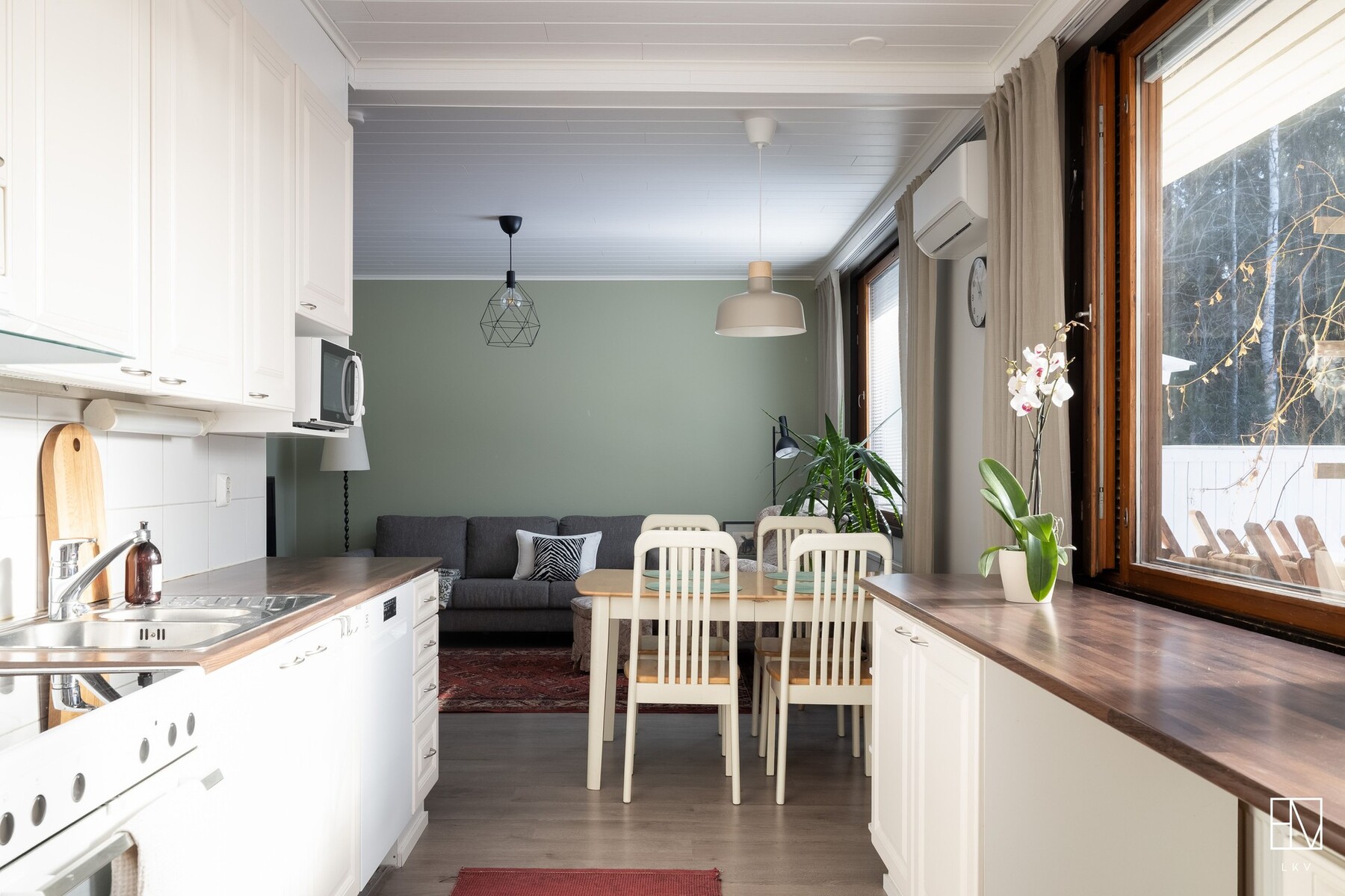 Näkymää keittiöstä olohuoneen suuntaan