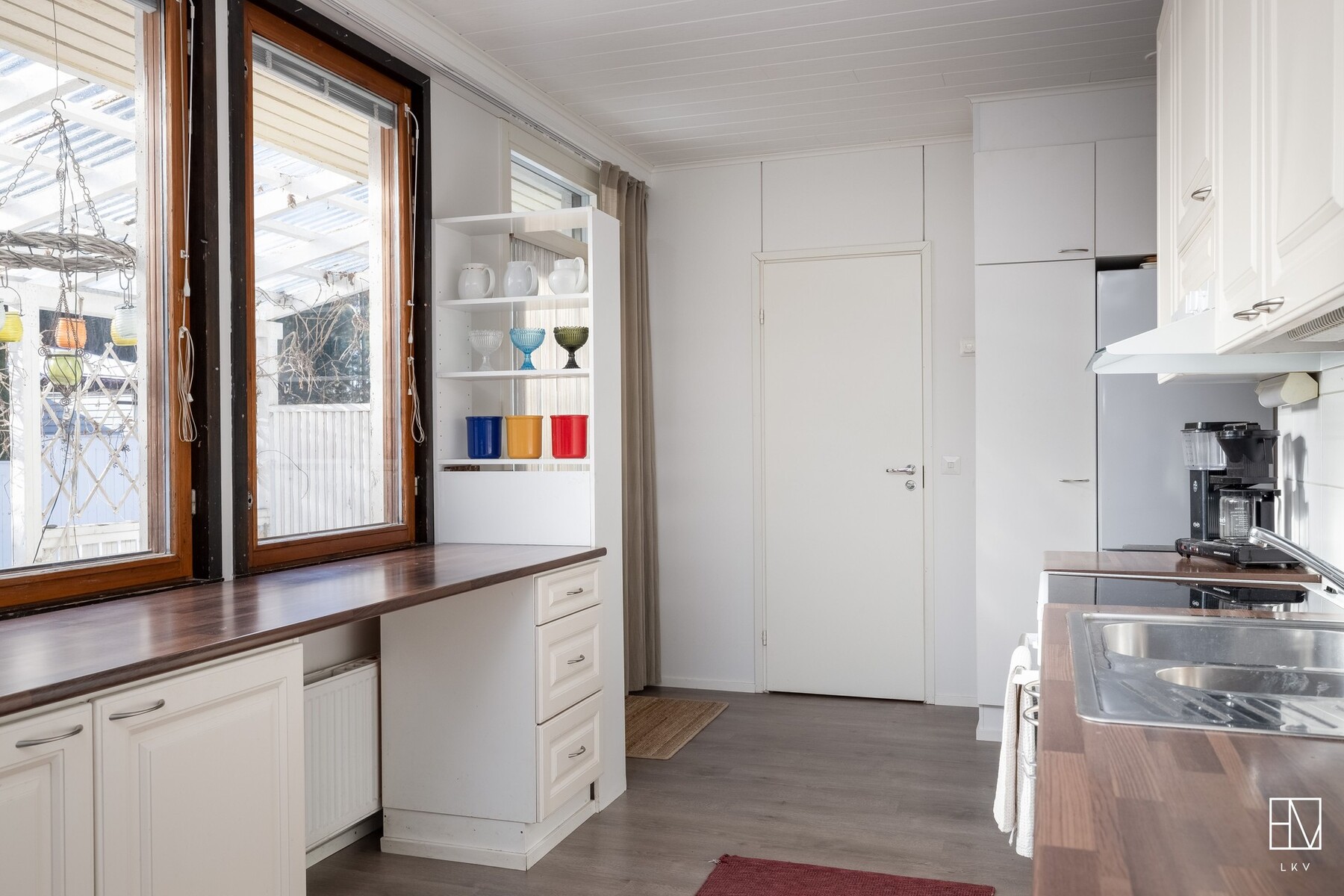 Valo tulvii keittiöön