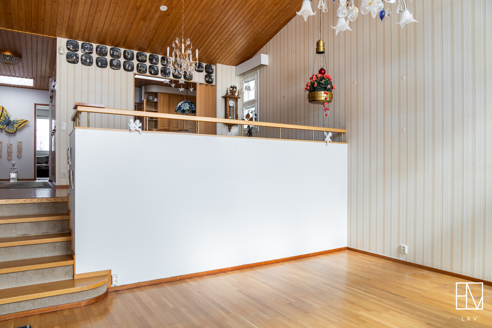 Näkymää olohuoneesta keittiön suuntaan