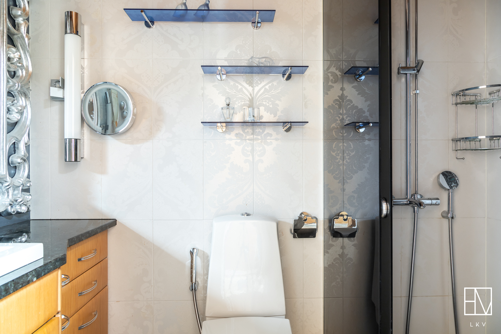 Toisessa wc:ssa myös suihku