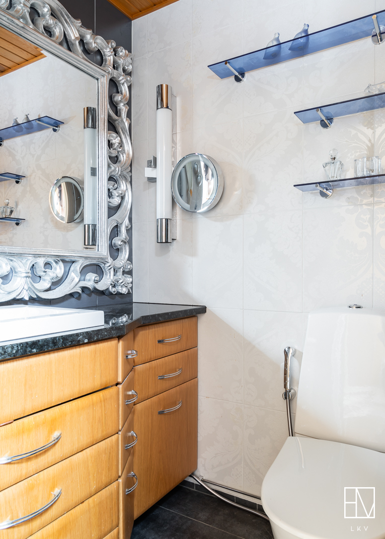 Eteisen yhteydessä oleva wc no 1