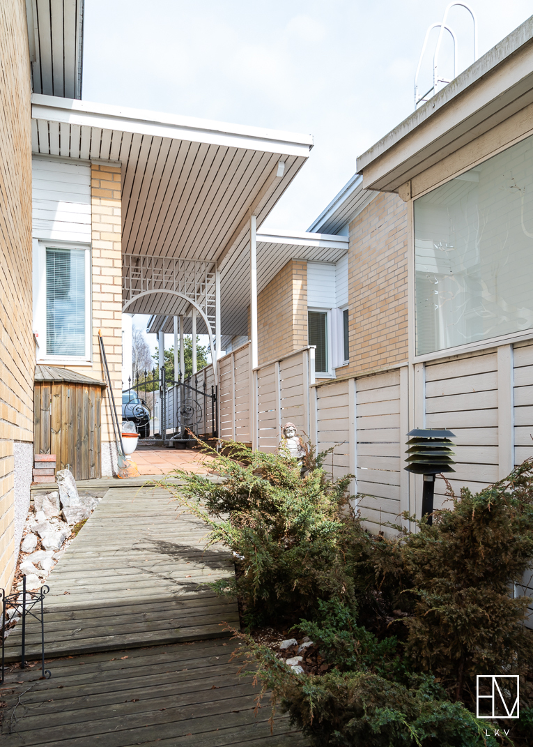 Takapihalta kulku myös etupihalle