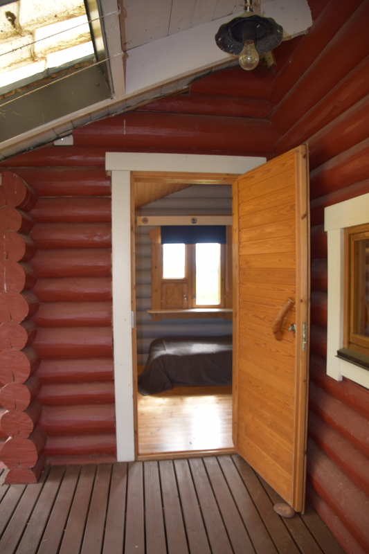 Erillinen huone omalla sisäänkäynnillä