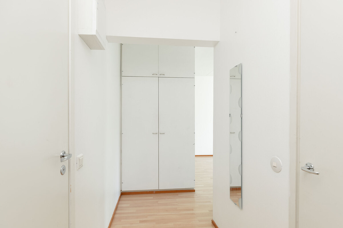 Eteinen olohuoneen suuntaan