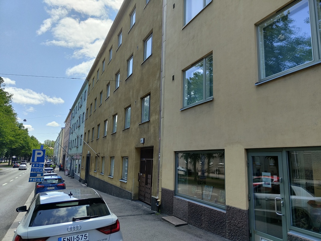 Julkisivu kadun puolelta