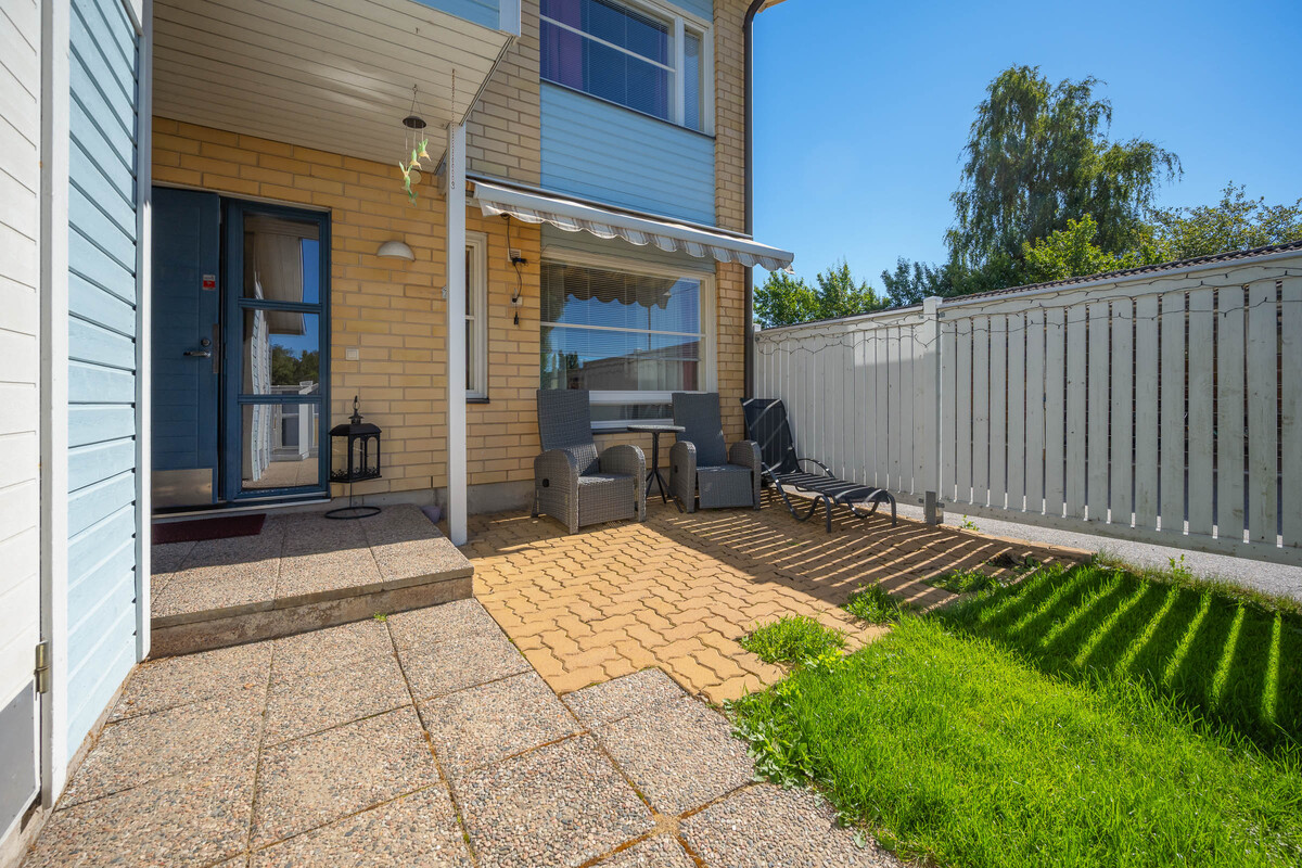 Suojaisa, aidattu piha