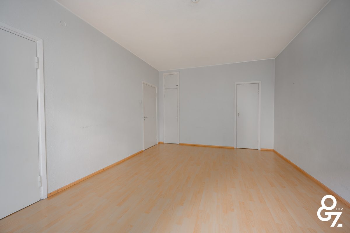 Vaatehuoneen ovi takana oikealla