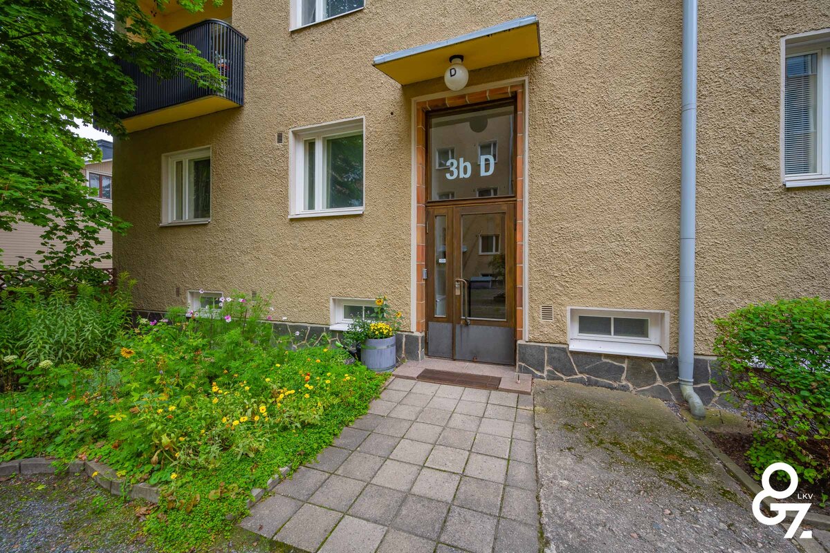 Viehättävä pihapiiri, asunto on talon toisella puolla.