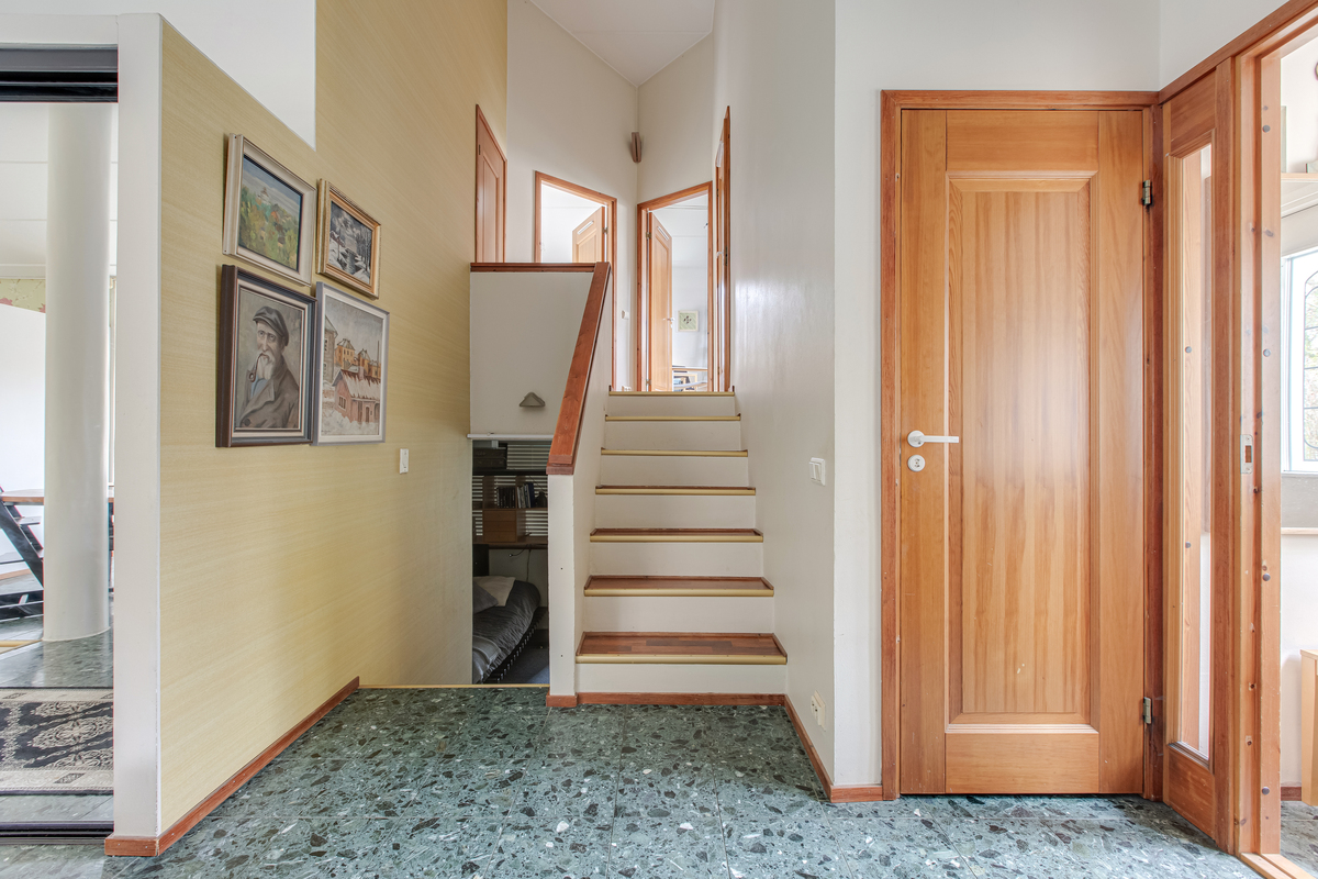 Eteisaula, portaat ylätasanteen huoneisiin