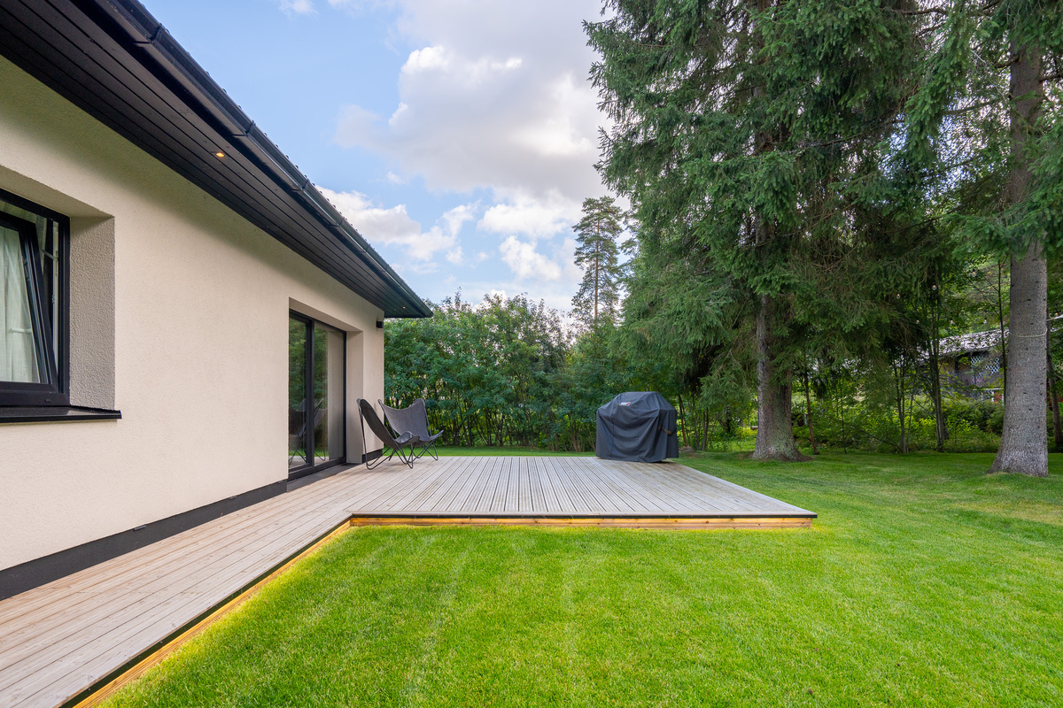 Terassia kiertää valo