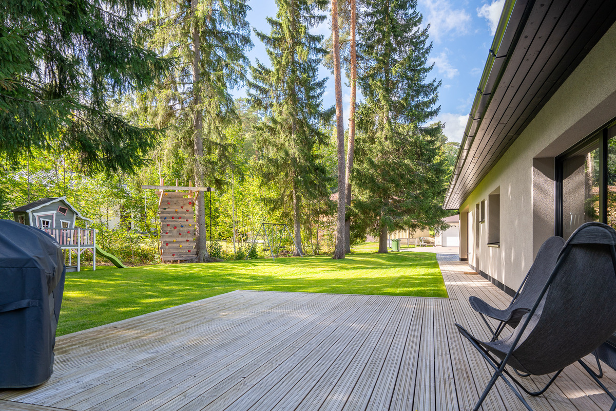 Takapihan näkymä terassilta