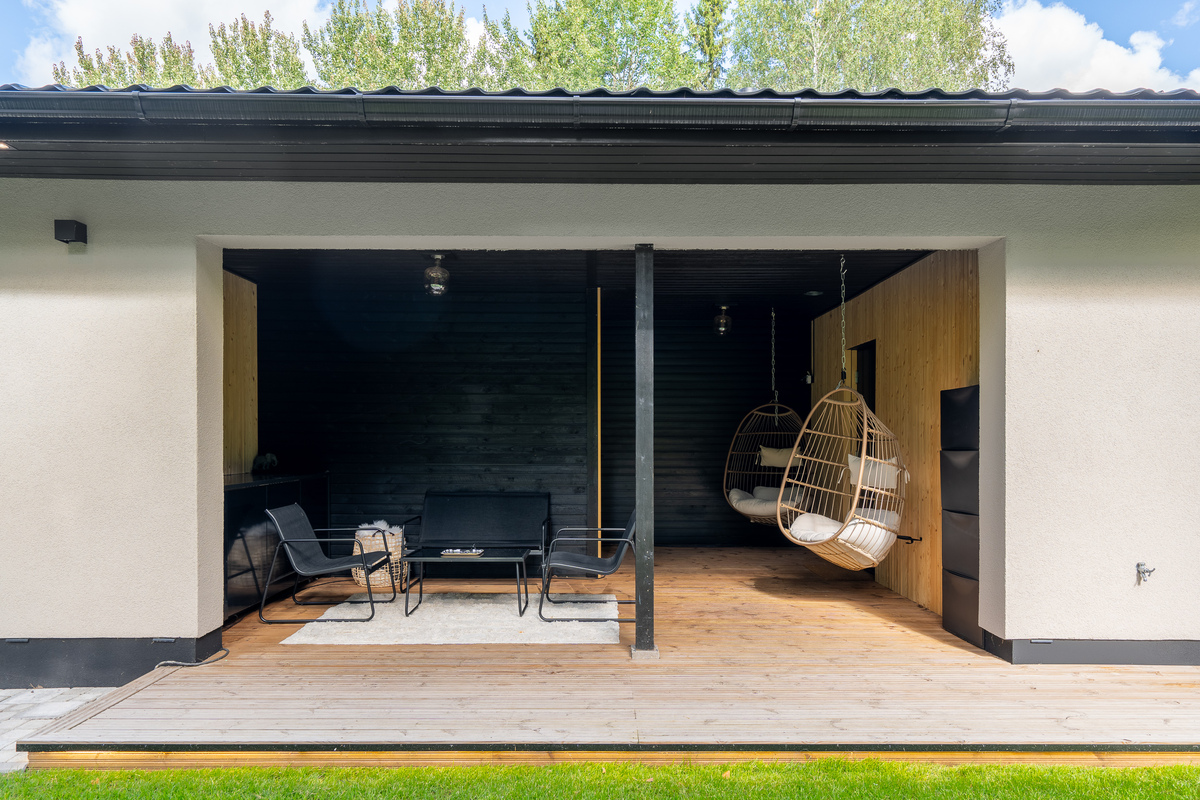 Kuistilta kulku autotalliin ja taloon