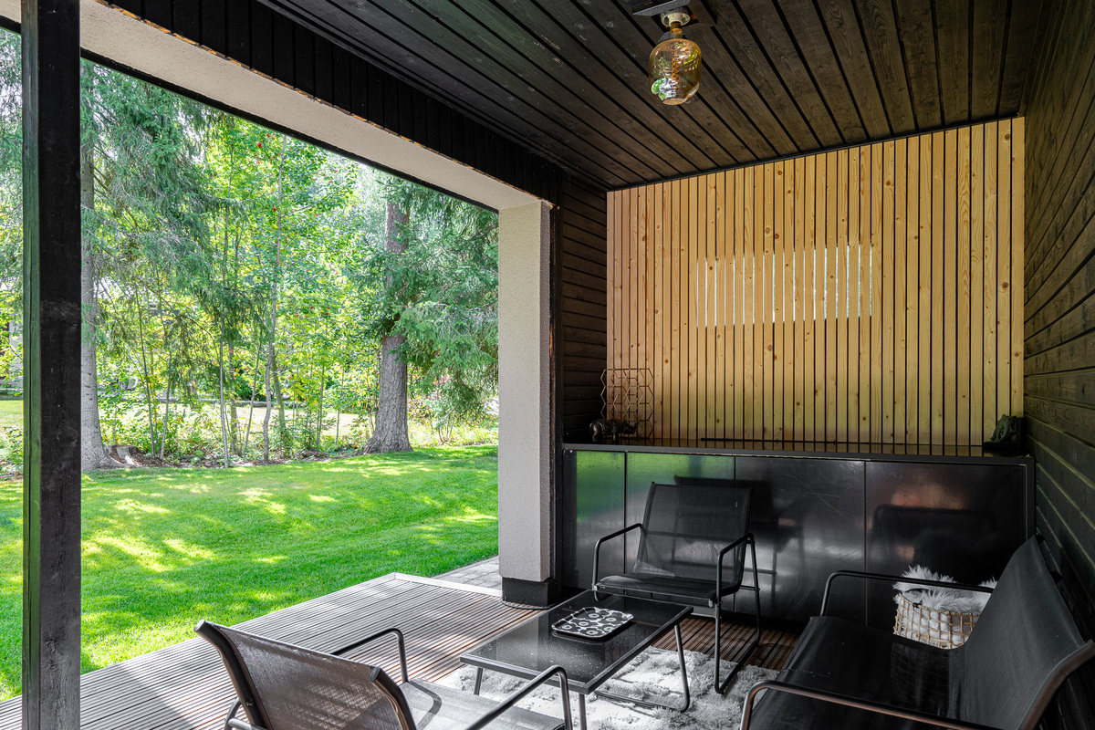 Näkymä toiselta ulko-ovelta