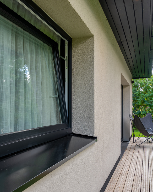 Sisäänpäin ylhäältä aukeavat ikkunat