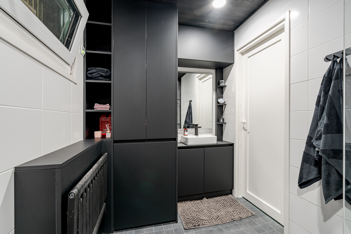 Pesukone integroitu kaapistoon