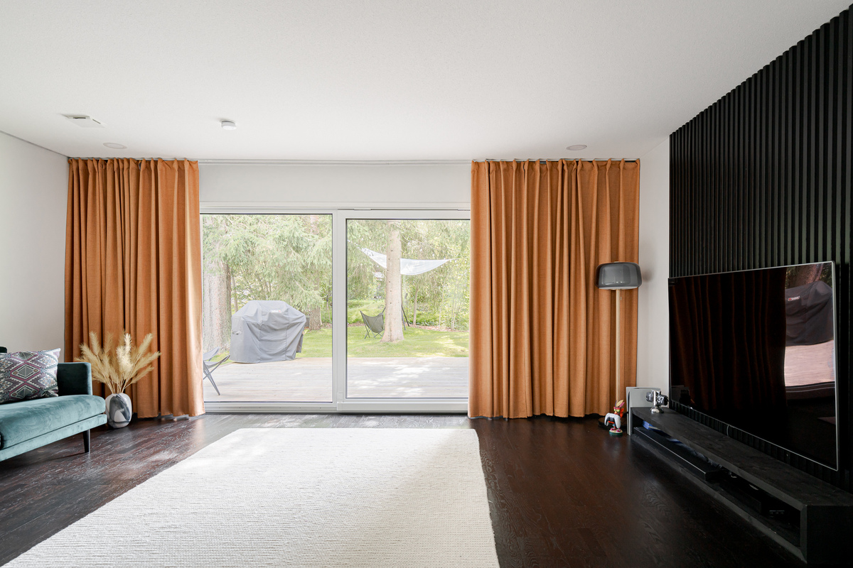 Olohoneesta kulku terassille ison liukuoven kautta