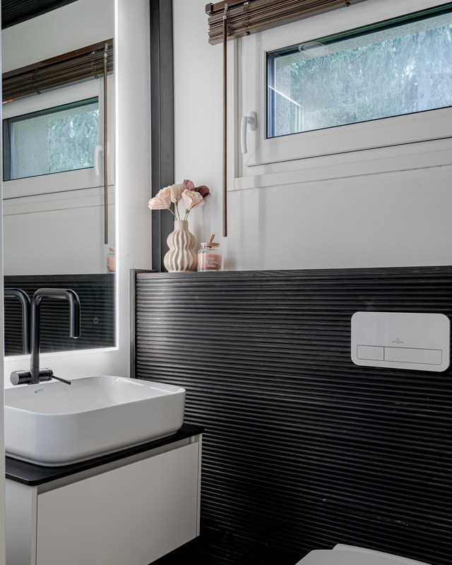 Erillinen WC (seinämalli)