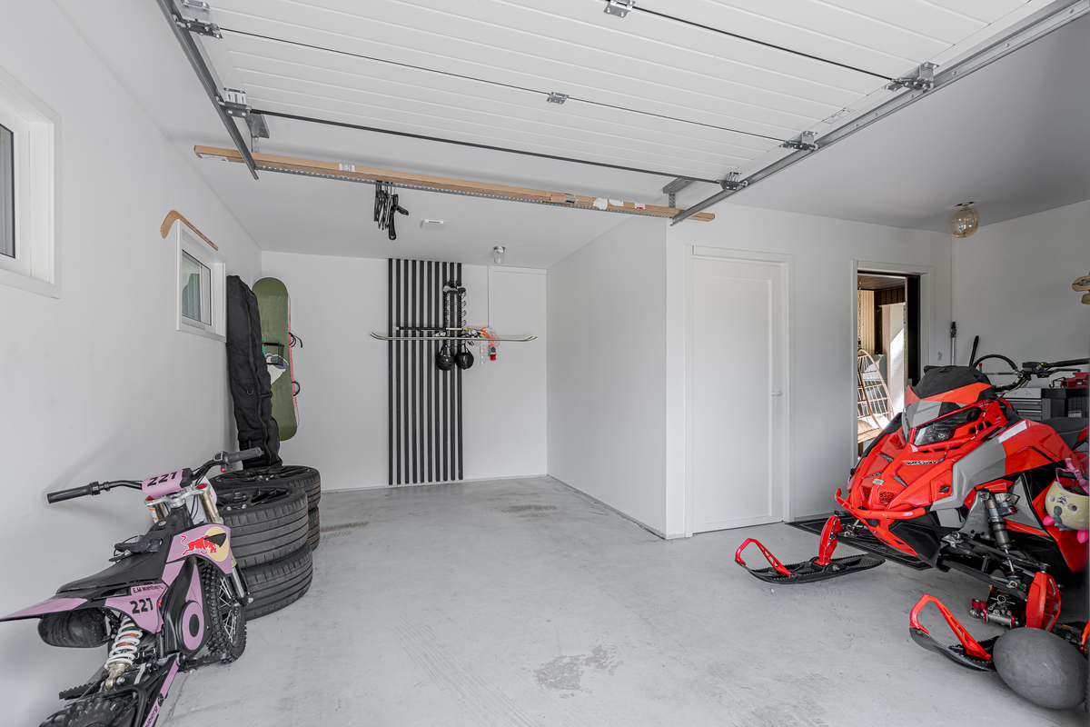 Autotalli ja varasto