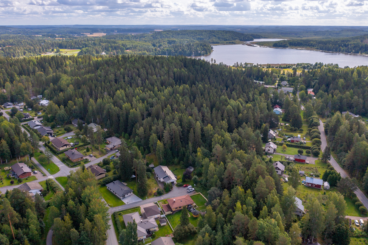 Taustalla Alasjärvi