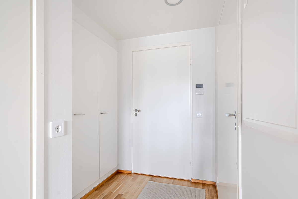 Eteisessä kulkuovi vaatehuoneeseen