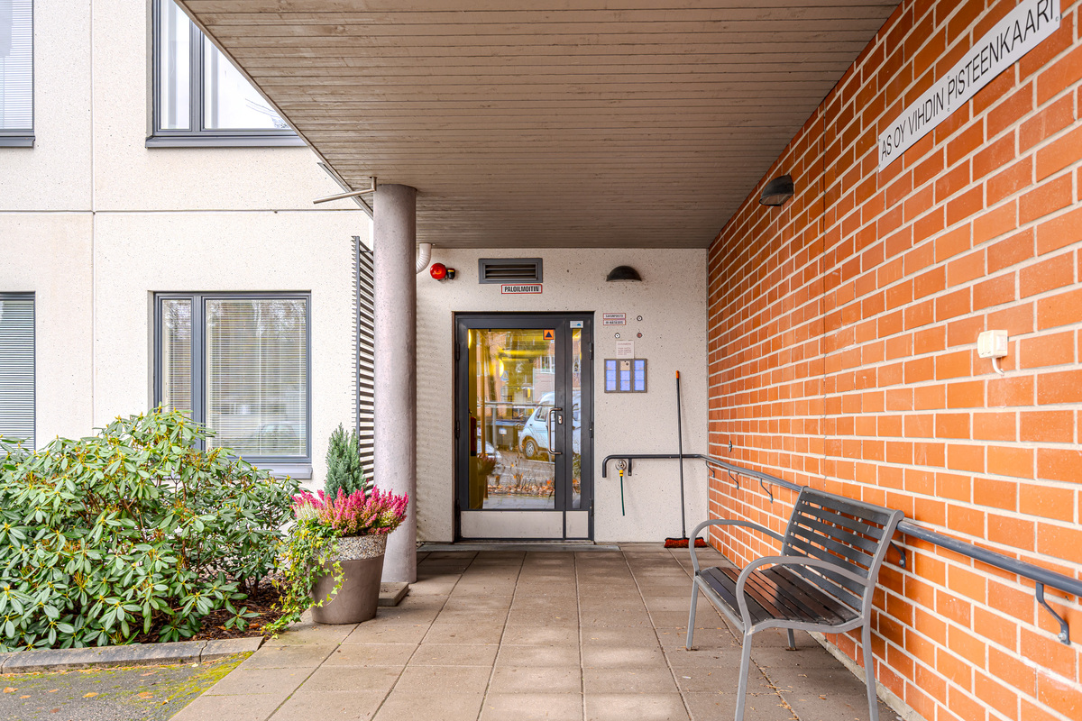 Sisäpihalta kulkuovi, jossa avaimella automaattinen avaus