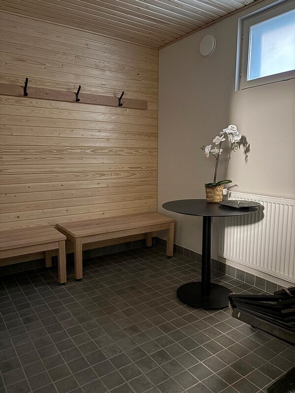 Taloyhtiön saunan pukuhuone