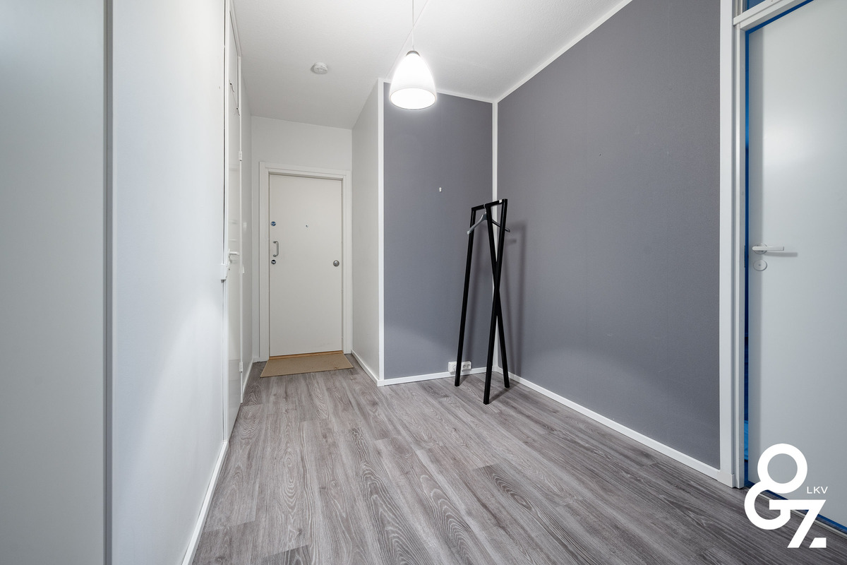 Eteisaula, keittiön suunnasta katsottuna