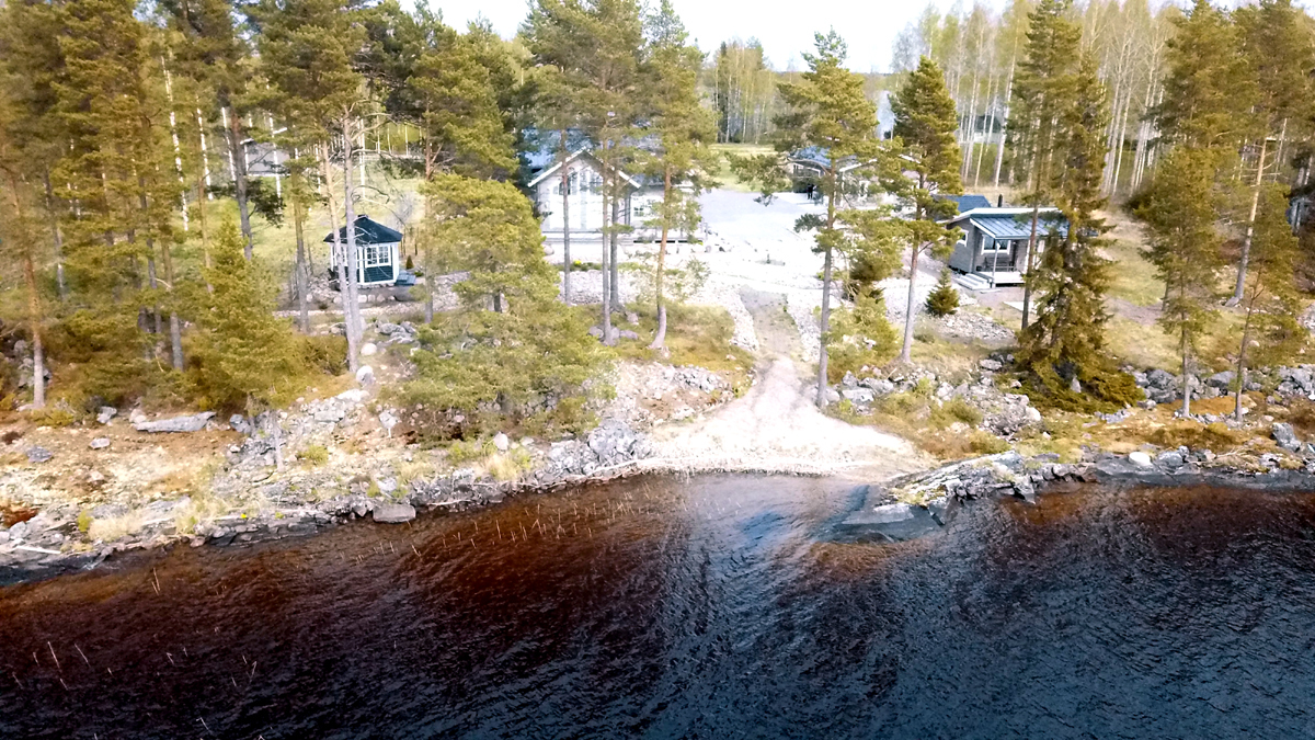 Kiinteistö järveltäpäin.