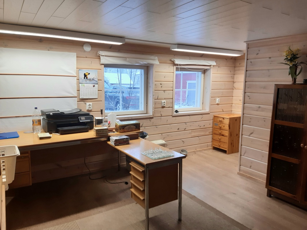 Toimistotila navettarakennuksessa.