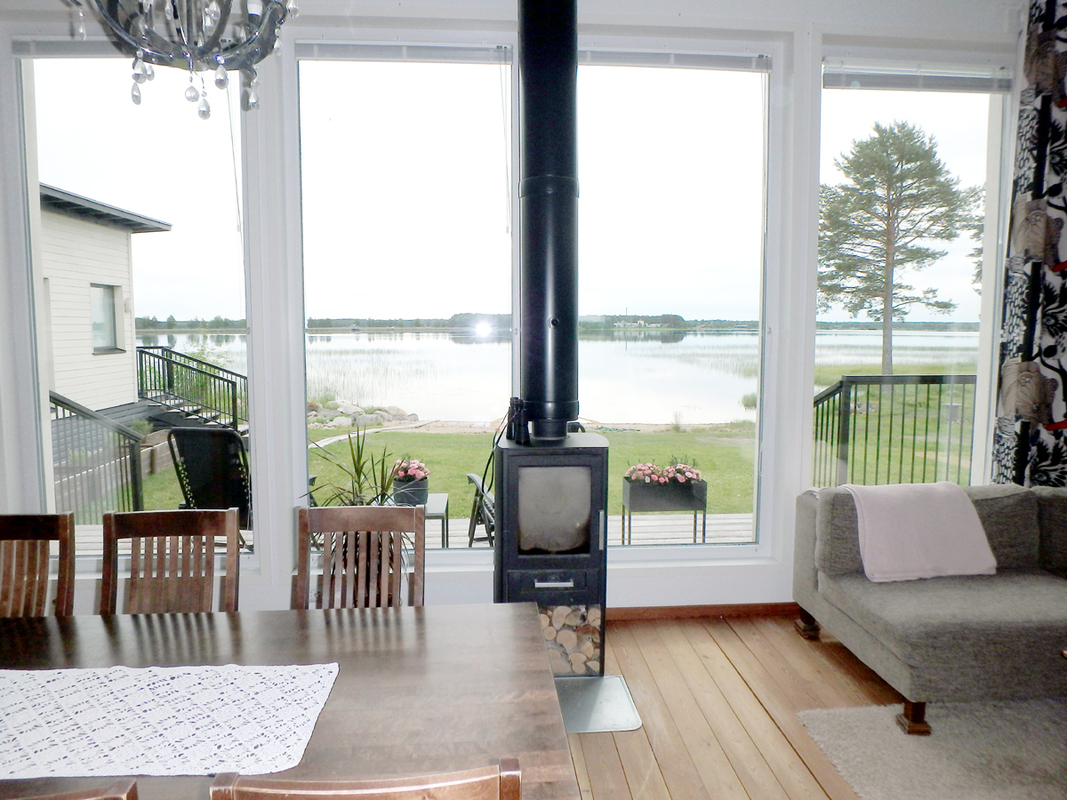 Olohuoneesta suuret ikkunat järven suuntaan