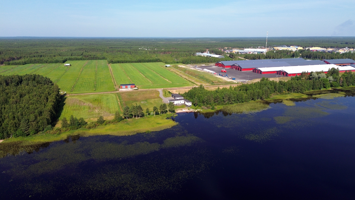 Kiinteistö järveltä päin