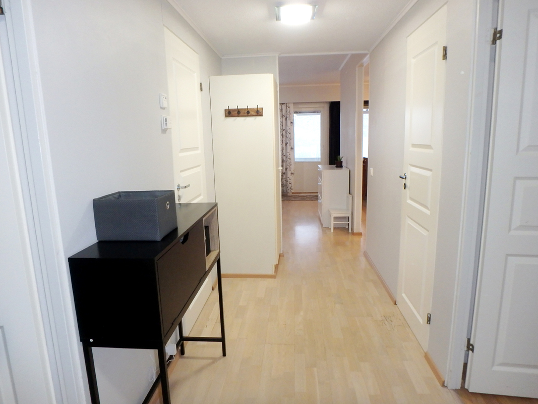 Eteisestä olohuoneen suuntaan