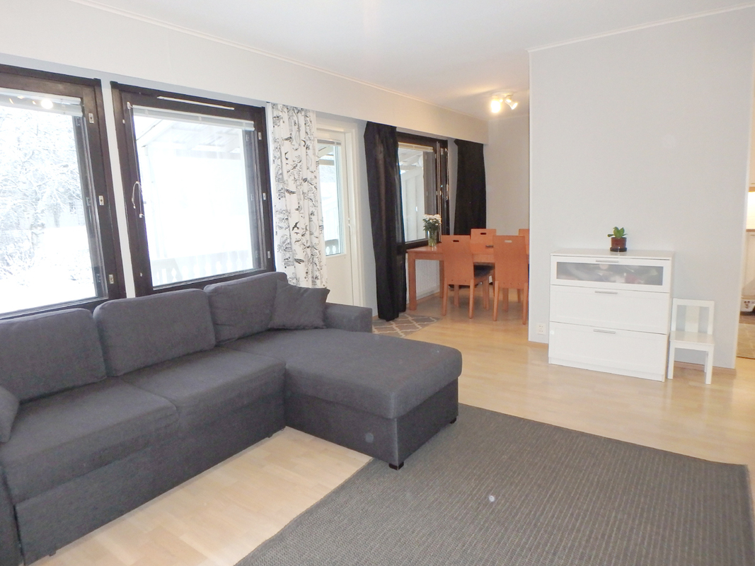 Olohuoneesta keittiön suuntaan