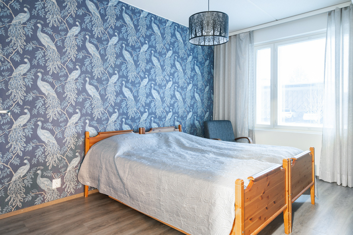 Isompi makuuhuonen, jonka yhteydessä vaatehuone